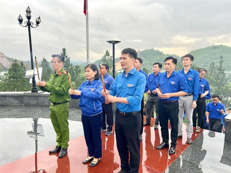 Viếng đài dâng hoa, dâng hương của cán bộ đoàn huyện Đạ Tẻh.