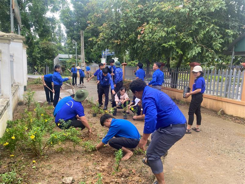 Ra quân vệ sinh môi trường, trồng cây xanh