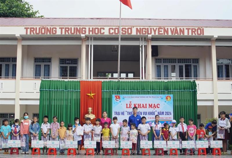 Trao quà cho học sinh có hoàn cảnh khó khăn