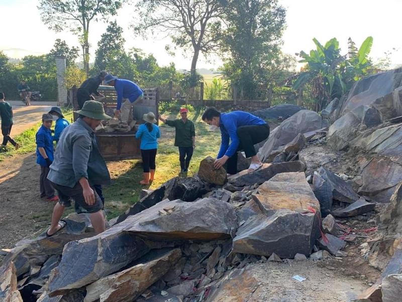 Đoàn xã An Nhơn tổ chức sửa đường nội đồng tại thôn 5