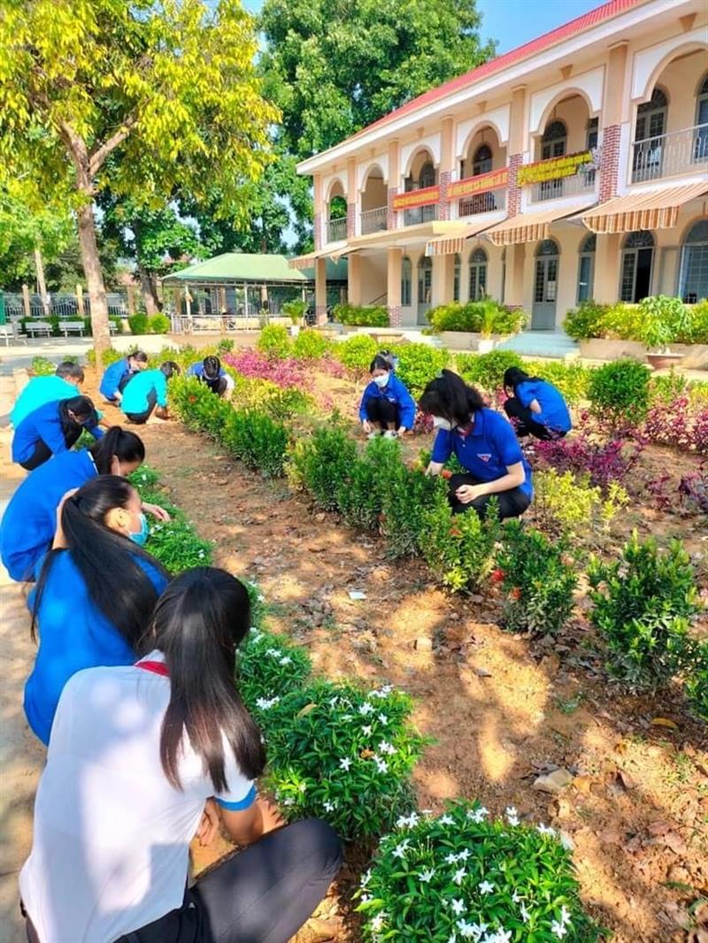 Tuổi trẻ Đạ Tẻh đồng loạt ra quân  “Ngày chủ nhật xanh” 