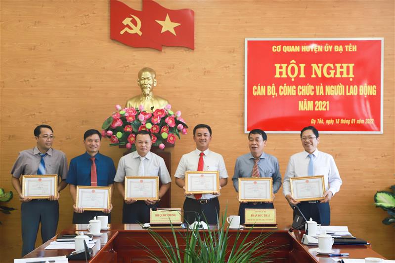 Ông Phan Đức Thái – Phó Bí thư Thường trực Huyện ủy khen thưởng các tập thể, cá nhân hoàn thành xuất sắc nhiệm vụ năm 2021