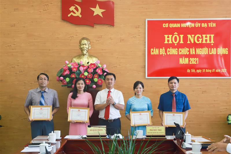 Ông Phan Đức Thái – Phó Bí thư Thường trực Huyện ủy khen thưởng các tập thể, cá nhân hoàn thành xuất sắc nhiệm vụ năm 2021