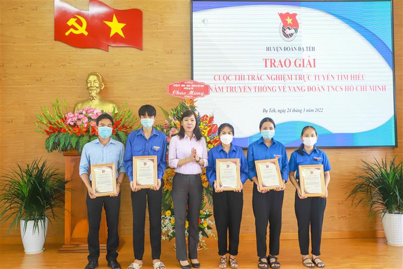Huyện đoàn tổ chức trao giải cuộc thi trắc nghiệm online tìm hiểu “ 91 năm truyền thống vẻ vang của Đoàn TNCS Hồ Chí Minh”