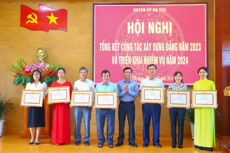 Khen thưởng các đảng viên hoàn thành xuất sắc nhiệm vụ năm năm liền