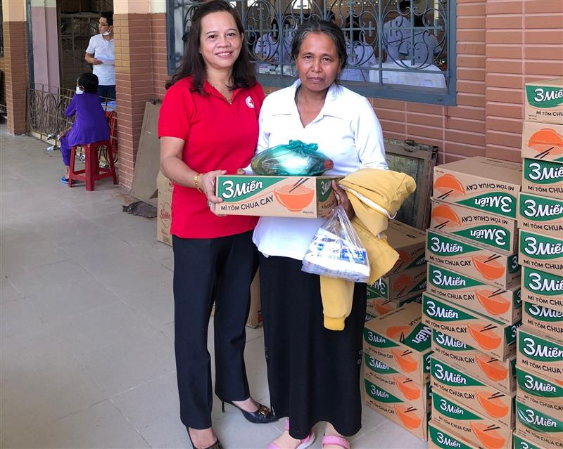 Bà Phan Thị Hồng Loan – Chủ tịch Hội Chữ thập đỏ huyện Đạ Tẻh trao quà cho người dân sau khi đến khám chữa bệnh