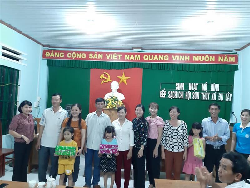 Lãnh đạo Hội LHPN tỉnh tham dự sinh hoạt mô hình bếp sạch tại Sơn Thủy Đạ Lây