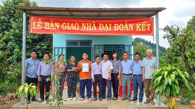 Lãnh đạo MTTQVN, Hội Nông dân huyện và các xã, thị trấn tại buổi bàn giao nhà Đại đoàn kết cho anh Hộp