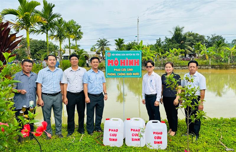 Ông Phan Đức Thái – Phó Bí thư Huyện ủy Đạ Tẻh tham gia triển khai mô hình thí điểm thả phao cứu sinh