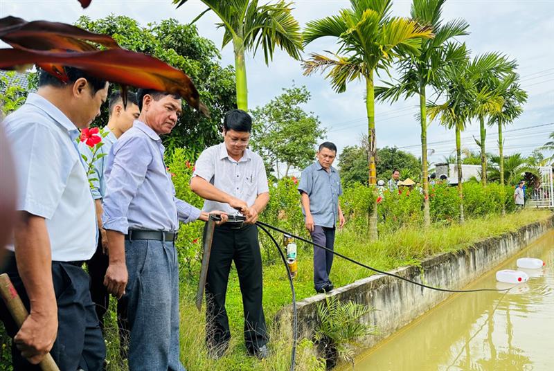 Triển khai mô hình điểm thả phao cứu sinh tại các ao, hồ trên địa bàn thị trấn Đạ Tẻh