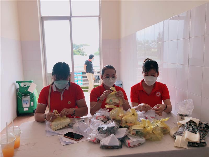 Hội Chữ thập đỏ cơ sở hỗ trợ đoàn phát thuốc và kính mắt sau khi mổ