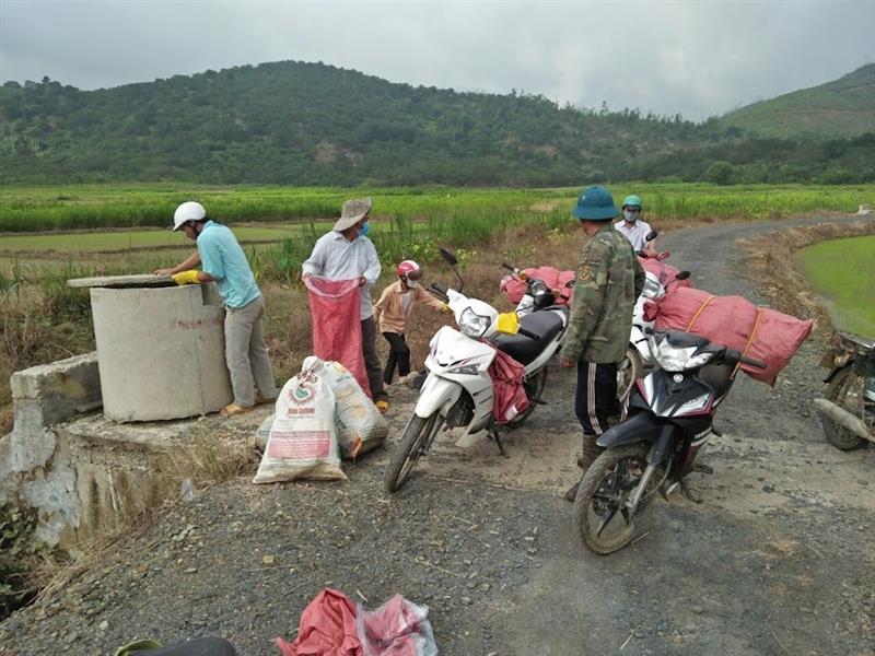 Một buổi thu gom bao bì thuốc BVTV trên đồng ruộng của hội viên nông dân xã Triệu Hải