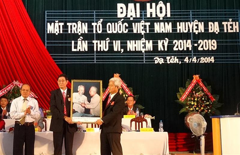 Ông Đàm Xuân Đêu - Phó Chủ tịch Thường trực UBMTTQVN tỉnh Lâm Đồng trao tặng bức ảnh Bác Hồ - Bác Tôn, biểu tượng đại đoàn kết cho MTTQVN huyện Đạ Tẻh