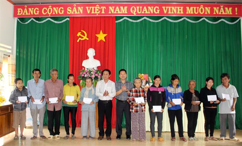 Lãnh đạo Ủy ban MTTQ, Sở Lao động Thương binh và Xã hội và huyện Đạ Tẻh tặng quà tết các gia đình chính sách, người có công, hộ nghèo trên địa bàn xã Đạ Lây