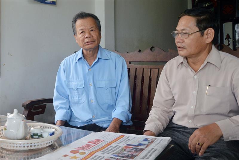 Ông Ma Ngọc Thanh (bên trái) trao đổi công việc xã nhà với Phó Bí thư Đảng ủy xã Bế Văn Bối