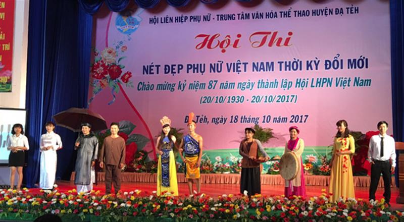 Phần thi biểu diễn trang phục truyền thống các dân tộc của xã Đạ Kho