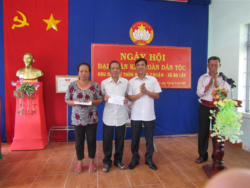 Đ/c Nguyễn Mạnh Việt, PBT thường trực Huyện ủy Đạ Tẻh tặng quà cho các gia đình tiêu biểu của thôn Hương Thuận xã Đạ Lây