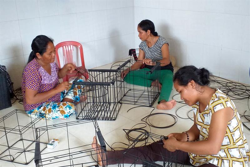Chị em phụ nữ buôn Tố Lan (xã An Nhơn, huyện Đạ Tẻh) có thêm nguồn thu nhập sau khi tham gia lớp học nghề đan thủ công