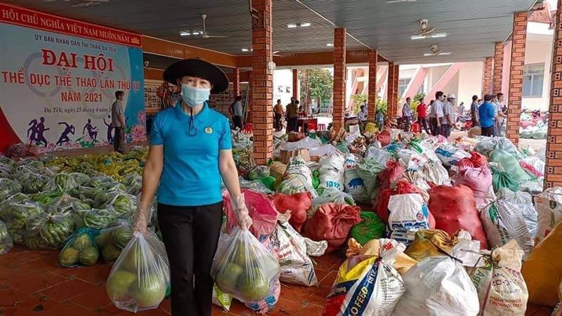  Chị Nguyễn Thị Vân tham gia đóng gói rau củ gửi cho bà con vùng dịch