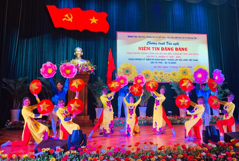 Tiết mục văn nghệ chào mừng thành công Đại hội Đảng bộ tỉnh Lâm Đồng lần thứ XI, nhiệm kỳ 2020-2025