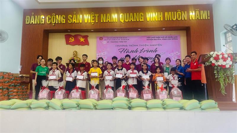 Học sinh Trường TH, THCS Triệu Hải nhận quà trong chương trình
