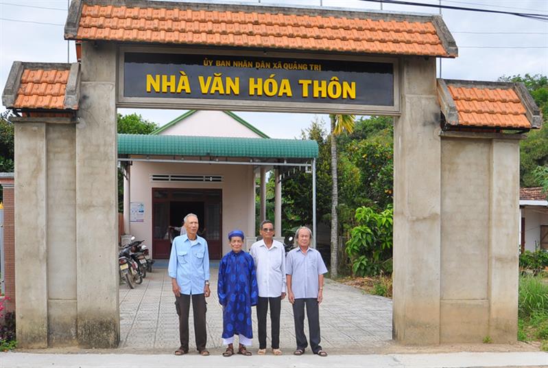 Cổng Nhà văn hóa - sinh hoạt cộng đồng Thôn 2, xã Quảng Trị, Đạ Tẻh được người dân trong thôn đóng góp xây dựng