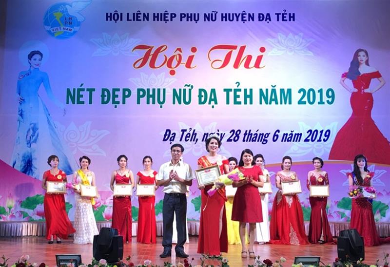 Ông Nguyễn Mạnh Việt - Phó Bí thư Huyện ủy Đạ Tẻh và bà Nguyễn Thị Liên - Chủ tịch Hội LHPN huyện Đạ Tẻh trao vương miện và giải thưởng cho thí sinh đạt giải Nhất