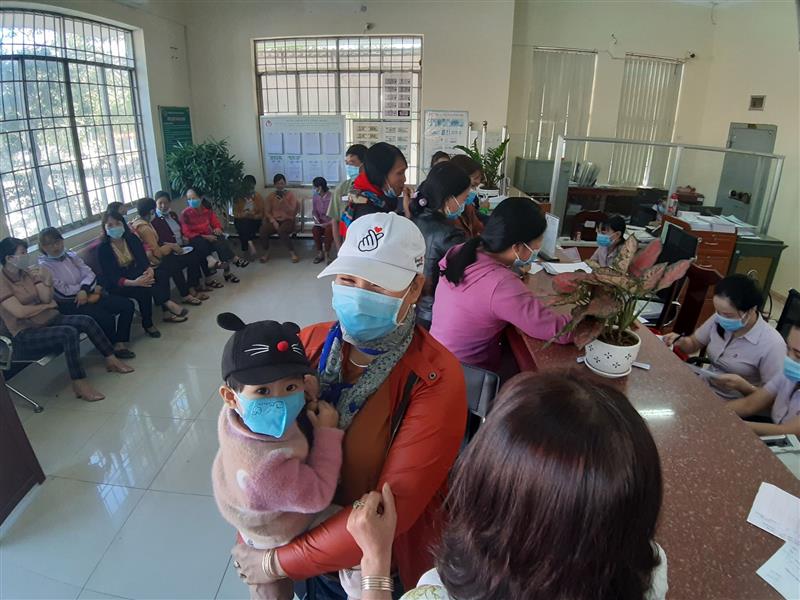 Đông đảo cán bộ, hội viên phụ nữ trong toàn huyện đã tham gia gửi tiết kiệm chung tay vì người nghèo