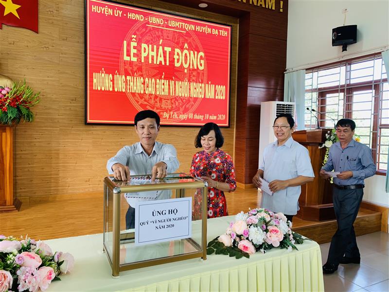 Lãnh đạo huyện Đạ Tẻh tham gia ủng hộ Quỹ Vì người nghèo trong lễ phát động hưởng ứng tháng cao điểm Vì người nghèo năm 2020