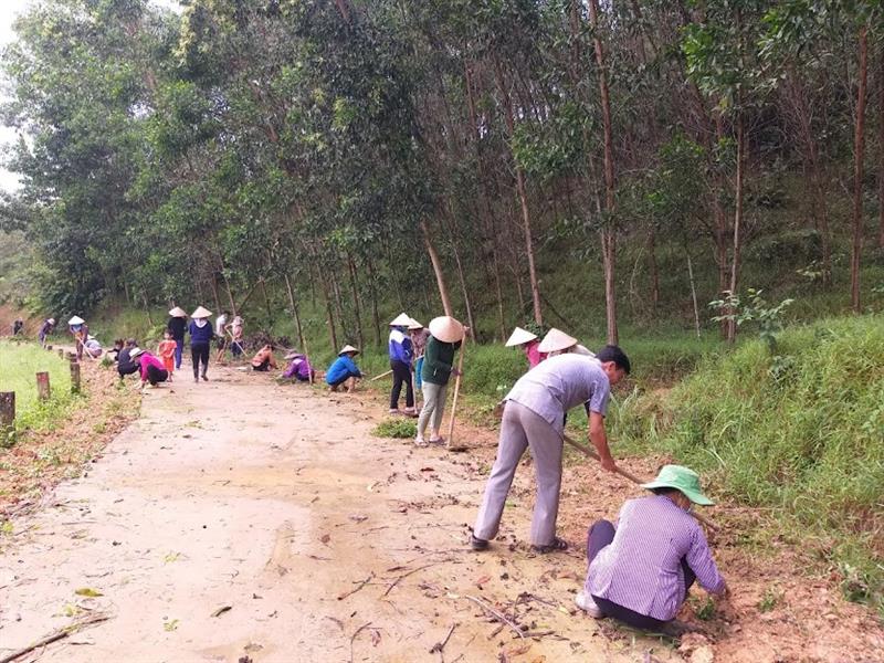 Ra quân trồng tuyến đường hoa của Hội ND xã Đạ Pal