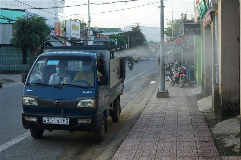 Xe tuyên truyền và phun xịt hóa chất diệt muỗi tại địa bàn thị trấn Đạ Tẻh