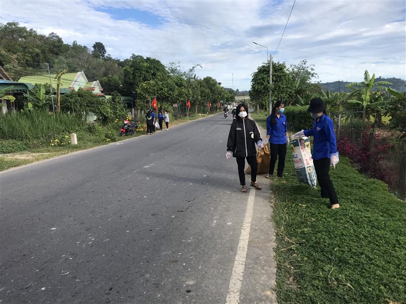 Đoàn thanh niên xã Đạ Lây tham gia vệ sinh môi trường