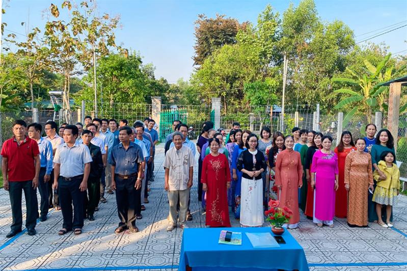 Cứ thường lệ vào sáng Chủ nhật đầu tiên của tháng, Chi bộ tổ dân phố 4D, thị trấn Đạ Tẻh lại tổ chức chào cờ và sinh hoạt dưới cờ với sự tham dự của tất cả cán bộ, đại diện gia đình các hộ dân trên địa bàn