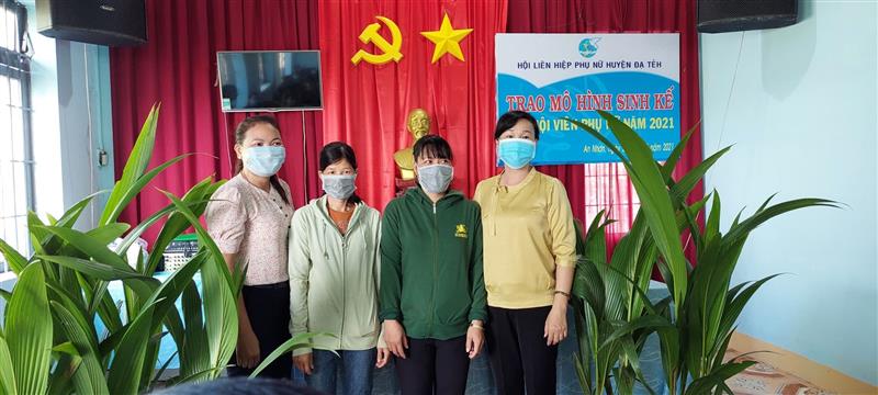 Đ/c Nguyễn Thị Tiếng Thơ trao 100 cây dừa xiêm lùn cho 2 hội viên phụ nữ xã An Nhơn