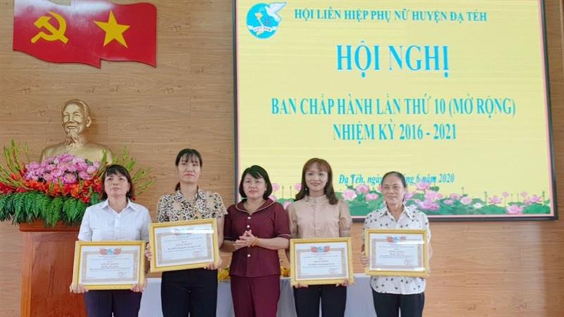 Hội LHPN huyện đã trao bằng khen của Hội LHPN tỉnh Lâm Đồng cho 02 tập thể và 02 cá nhân đã có thành tích xuất sắc trong công tác phòng chống dịch Covid-19