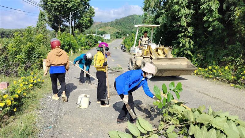 Đoàn xã Quốc Oai tổ chức sửa chữa các vị trí đường bị hư hỏng từ thôn Hà Mỹ tới thôn Hà Lâm