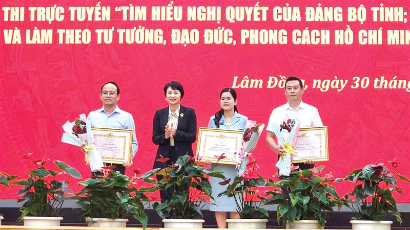 Đồng chí Phạm Thị Phúc - Phó Bí thư Tỉnh ủy, Chủ tịch HĐND tỉnh trao Giấy khen cho các tập thể có thành tích xuất sắc trong triển khai các cuộc thi về xây dựng Đảng