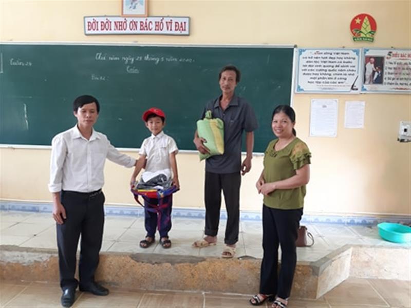 Đại diện Hội LHPN và MTTQVN xã Đạ Pal đã đến thăm và tặng quà cho em Nguyễn Viết Quốc – học sinh lớp 2A, trường tiểu học - THCS Xuân Thành xã Đạ Pal