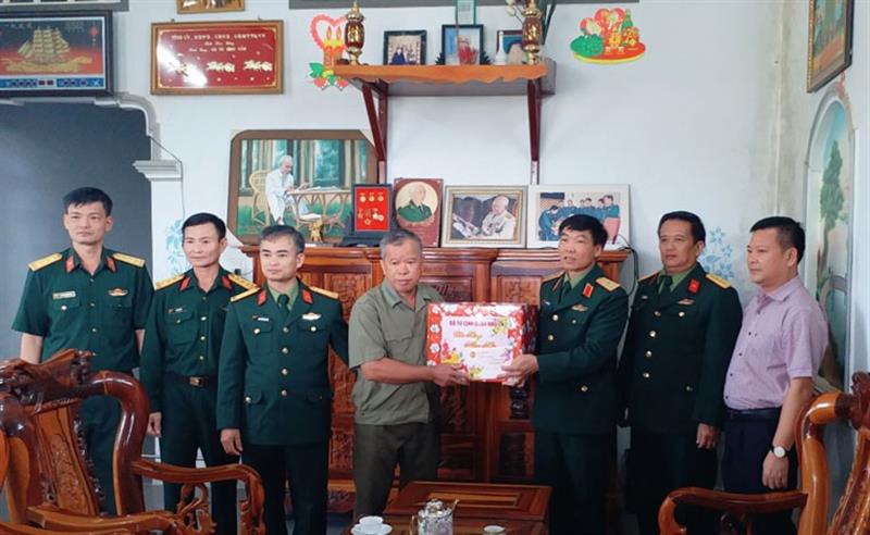 Thiếu tướng Nguyễn Văn Hiệu - Phó Chủ nhiệm Chính trị Quân khu 7 cùng đoàn công tác tặng quà cho ông Tô Đức Tuân - con trai cụ Cắm