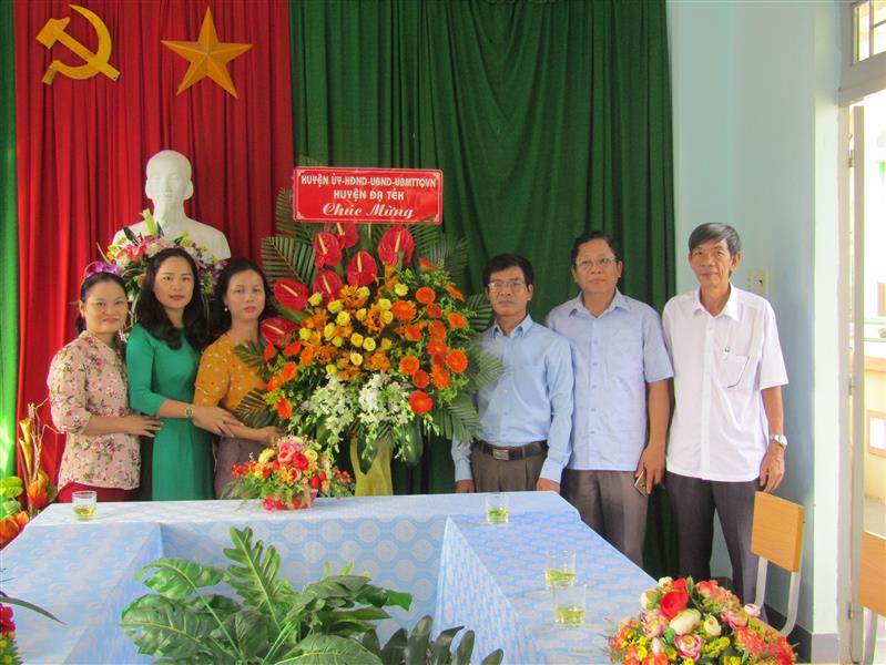 Lãnh đạo huyện Đạ Tẻh tặng hoa chúc mừng các trường học nhân kỷ niệm ngày Nhà giáo Việt Nam