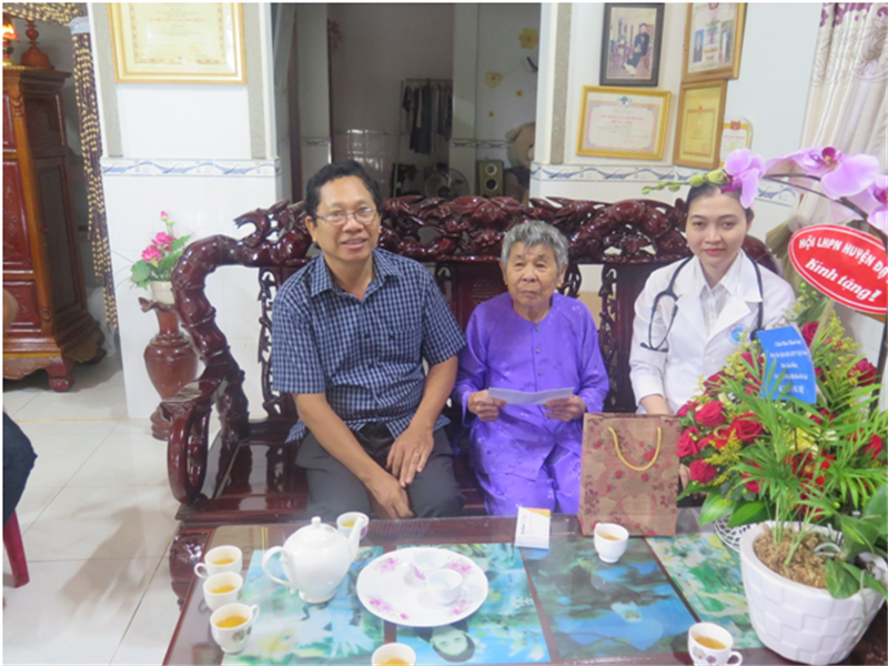 Đ/c Nguyễn Văn Tuyên- Chủ tịch UBMTTQVN huyện tặng quà cho bà mẹ Việt Nam anh hùng