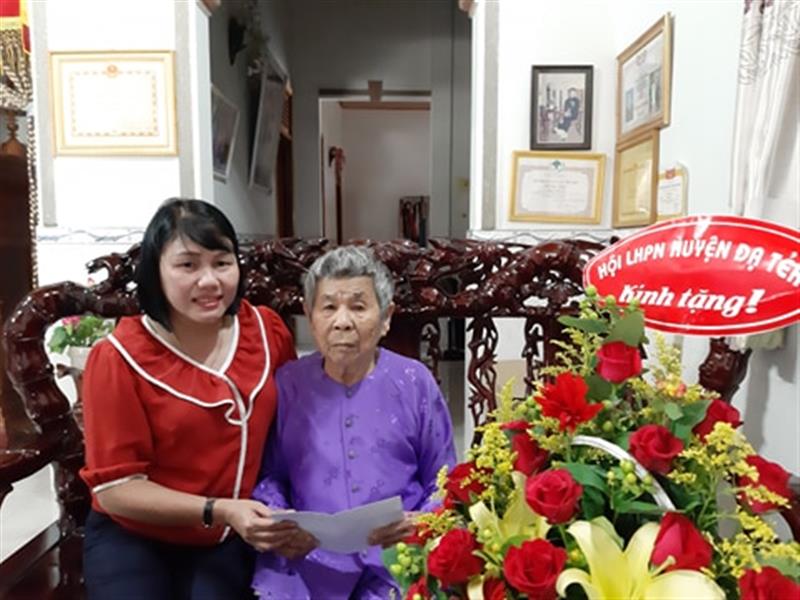 Đ/c Nguyễn Thị Liên Chủ tịch Hội LHPN huyện tặng quà cho bà mẹ Việt Nam anh hùng