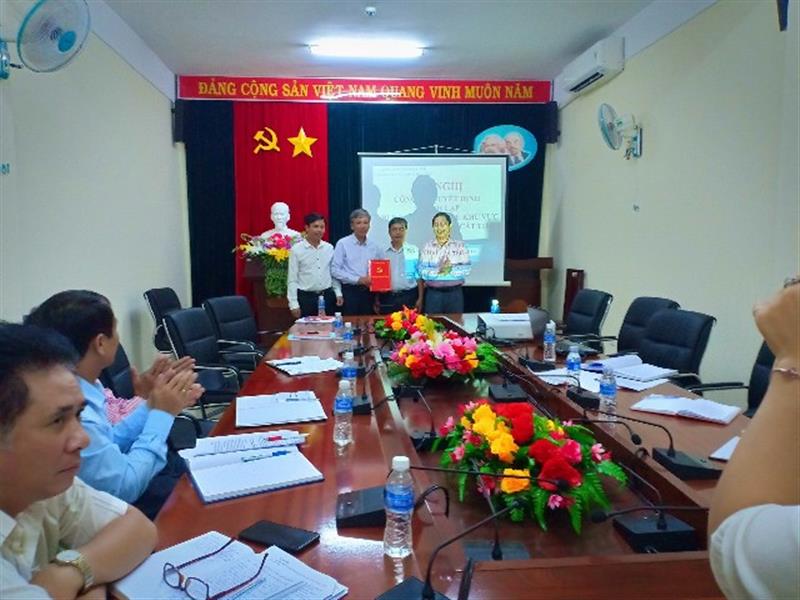 Đồng chí Nguyễn Văn Tuyên trao quyết định thành lập chi bộ mới