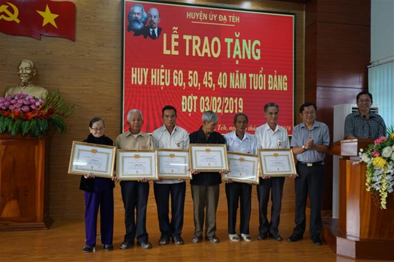 Lễ trao huy hiệu Đảng