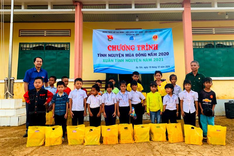 Huyện Đoàn Đạ Tẻh trao tặng quà cho các em học sinh nghèo vượt khó tại thôn Tôn K’Long (xã Đạ Pal)