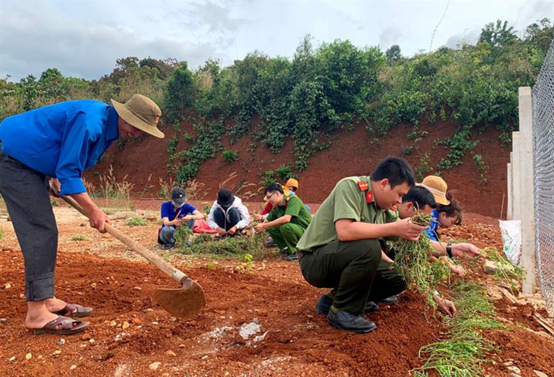 Tuổi trẻ huyện Đạ Tẻh tham gia trồng hoa cỏ lạc và dọn vệ sinh tôn tạo cảnh quan môi trường tại Tôn K’Long