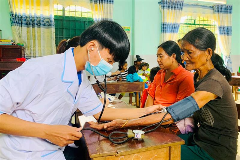  Câu lạc bộ Thầy thuốc trẻ huyện Đạ Tẻh khám bệnh, tư vấn sức khỏe cho bà con đồng bào DTTS tại Tôn K’Long