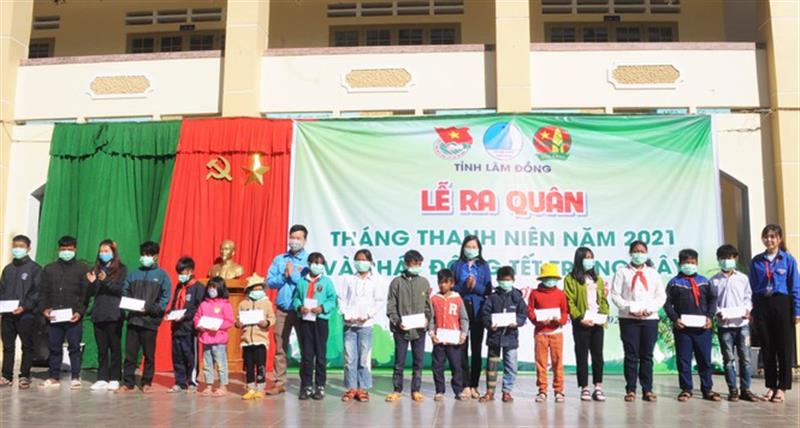 Trao học bổng cho học sinh có hoàn cảnh khó khăn ở vùng sâu