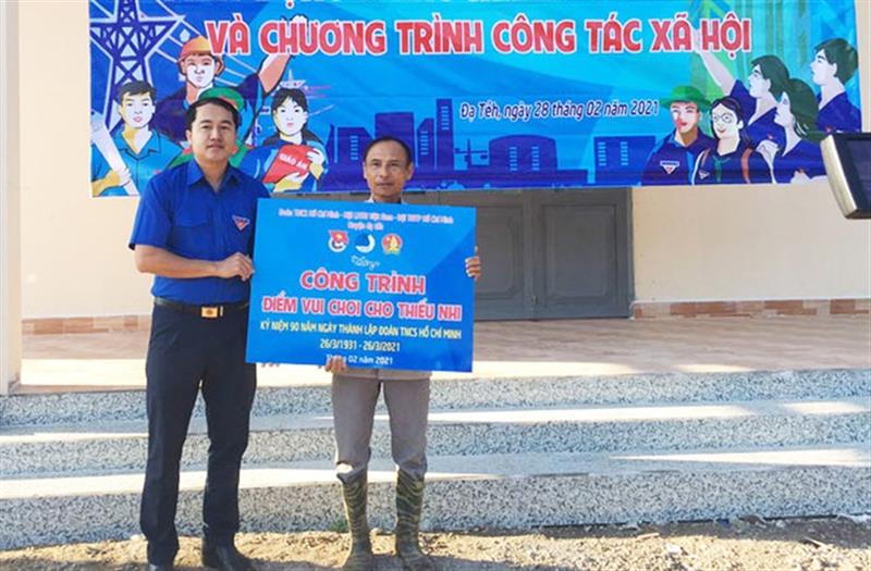 Huyện Đoàn Đạ Tẻh tặng sân chơi cho thiếu nhi