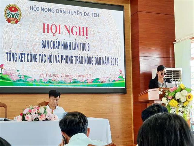 Đ/c Cao Thị Thủy- UV BTV Hội Nông dân huyện thông qua báo cáo tổng kết hoạt động Hội và  phong trào nông dân năm 2019